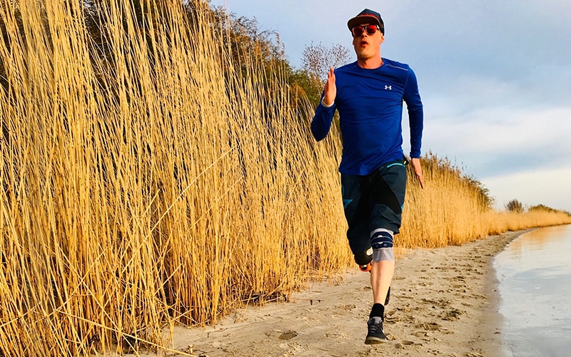 Mann joggt mit Beinprothese